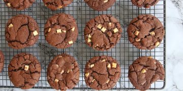 Creating Delicious Gluten-Free Chocolate Cookies Using Almond Flour, Gluten-Free Oats, Cocoa Powder, and Natural Sweeteners