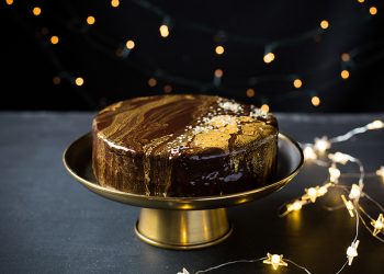 Gold Leaf Chocolate or Pearl Powder Decoration in Desserts: Making Every Dish Look Like a Work of Art