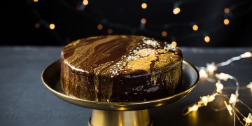 Gold Leaf Chocolate or Pearl Powder Decoration in Desserts: Making Every Dish Look Like a Work of Art