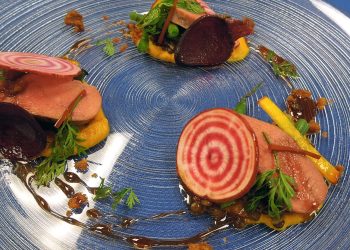 The Use of Geometric Shapes, Symmetry, and Minimalism in Plating to Enhance Visual Appeal in Modern Restaurants